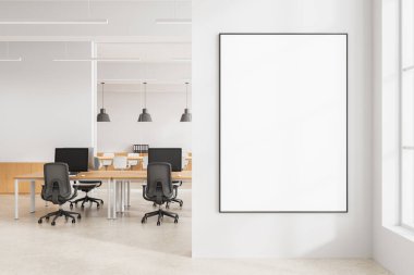 Masaları ve bilgisayar sandalyeleri ile parlak ofis içinde beyaz duvara çerçevelenmiş dikey boş poster modeli, 3D düzenleme, temiz düzen konsepti
