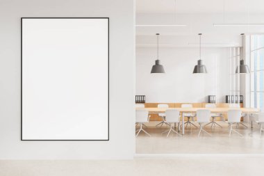 Modern ofis içinde cam toplantı odası ve beyaz sandalyeli temiz beyaz duvarda asılı büyük çerçeveli boş poster modeli. 3B Hazırlama