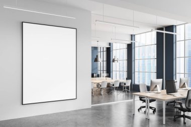 Modern ofis içi cam duvarlı toplantı odası ve arka planında büyük pencereleri olan temiz beyaz ofis duvarına boş poster çerçevesi. 3B Hazırlama