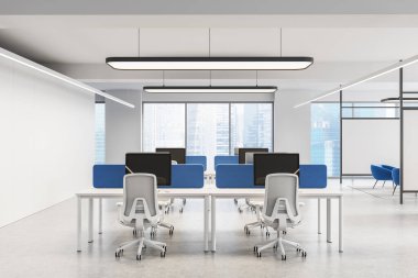 Ergonomik sandalyeleri, masa bölümleri ve açık planlı bilgisayarları olan çağdaş ofis alanı düzeni, asgari tasarım, şehir manzarası. 3B Hazırlama