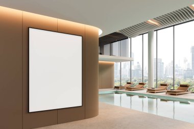 Lüks kaplıcalarda duvarda boş bir poster, kapalı havuzlu şezlonglar, arka planda şehir manzaralı modern temiz tasarım. 3B Hazırlama