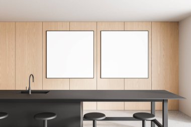 Modern bir mutfak içinde açık ahşap bir duvara asılmış iki boş poster modeli ve minimalist tarzda tabureler. 3B Hazırlama