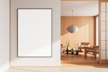 Parlak minimalist Japon tarzı odasındaki beyaz duvarda tahta sandalyeler ve kolye ışığıyla boş bir poster modeli. 3B Hazırlama