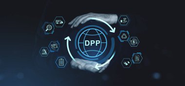 Koyu arkaplanda dijital simgeler bulunan ve dijital ürün pasaportu ve veri akışını sembolize eden parlayan DPP etiketli dünyayı tutan eller