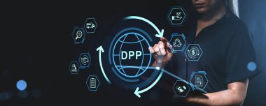 Kadın dijital ürün pasaport arayüzü, karanlık arka planda fütüristik HUD tarzı, izlenebilirlik kavramı ve anahtar veri erişimi ile etkileşim halinde