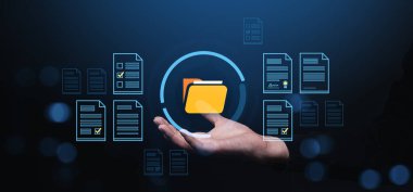 Karanlık arkaplanda parlayan arayüz biçiminde belge sembolleriyle çevrili dijital bir dizin simgesini tutan, veri yönetimini temsil eden