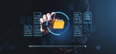 El, yüzen dijital klasör simgesi ve belge dosyaları ile etkileşimi, karanlık arkaplan üzerindeki modern tarz, veri düzenleme ve depolama kavramı