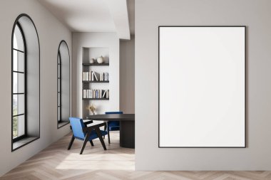 Modern iç mekanda temiz bir duvarda çerçevelenmiş boş poster modeli kemerli pencereler, kitaplıklar ve açık ahşap zemin. 3B Hazırlama
