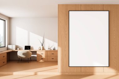 Parlak, modern ofis içinde ahşap duvarda boş bir poster modeli, doğal güneş ışığıyla asgari düzeyde masa örtüsü. 3B Hazırlama