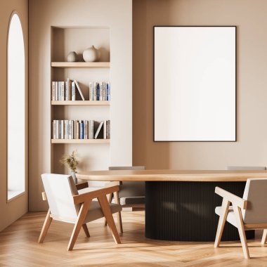 Minimalist iç mekan, bej duvarında boş poster, tahta sandalyeler ve masa, kitaplıklar, yumuşak ışıklandırma. Poster modeli için 3B oluşturma kavramı