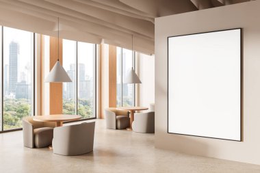 Yuvarlak masaları, rahat sandalyeleri ve kolye ışıkları olan, uzun pencerelerden görülebilen şehir manzarası olan modern bir salonda, bej renkli duvarda boş bir poster modeli. 3B Hazırlama