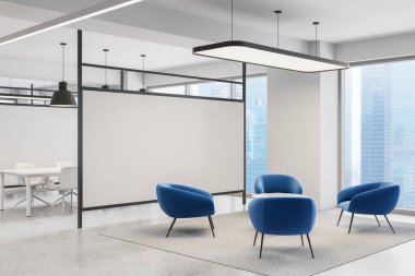 Çağdaş ofis içi dört mavi şezlonglu ve halı üzerinde beyaz yuvarlak masa, minimalist stil, uzun pencereler arasından parlak şehir manzaralı, 3D görüntüleme