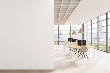 Minimalist ofis içi büyük boş bir duvar, modern masalar, bilgisayarlar, kolye ışıkları, panoramik pencereler ve şehir manzarası. 3B Hazırlama