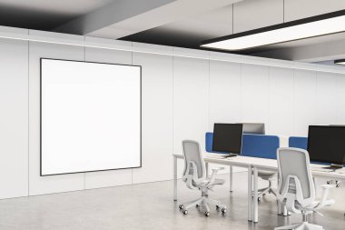 Modern ofis içinde, çalışma istasyonları, bilgisayarlar ve ergonomik sandalyeleri olan temiz beyaz bir duvarda büyük boş bir poster modeli. 3B Hazırlama