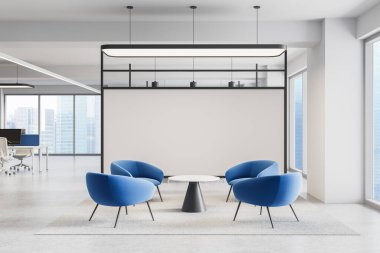 Çağdaş ofis bekleme salonu, dört kıvrımlı mavi sandalye ve açık halılı yuvarlak masa, minimum beyaz duvar ve şehir manzaralı. 3B Hazırlama