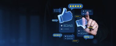 İnsan eli yüzen başparmağına dokunur ve yıldız derecelendirme simgeleri, dijital stil, karanlık arkaplan, çevrimiçi geri bildirim ve kullanıcı değerlendirme sistemi kavramı