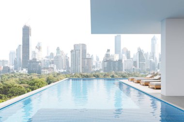 Çatı sonsuz havuz berrak mavi su, modern dış tasarım, terastaki lüks şezlonglar, arka planda şehir silüeti, sakin yaz konsepti, 3D görüntüleme.