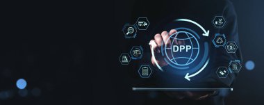 Koyu arkaplanda dijital ürün pasaport arayüzü ve teknoloji simgeleri ile el etkileşimi, güvenli veri ve izlenebilirlik kavramı