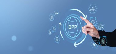 Dijital ürün pasaport simgesine el ile işaret ederek çeşitli ilgili simgeleri mavi grafik biçiminde grafiksel arkaplan, veri izlenebilirliği kavramı