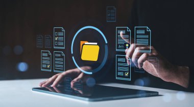 Dokunmatik ekran tableti kullanan bir adam dijital klasör ve belge simgeleri, modern arayüz biçimi, koyu arkaplan, veri düzenleme kavramı