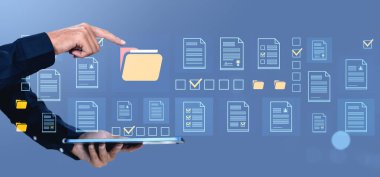 Bir kişi, dosya yönetimini sembolize eden mavi arkaplandaki, yüzen belge simgeleriyle çevrili bir dijital dizin simgesini gösterir