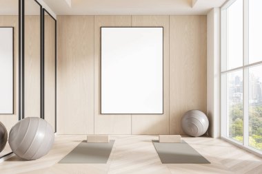 Minimalist yoga stüdyosu. Hafif ahşap duvarda büyük boş posterler, egzersiz topları, yoga minderleri ve ahşap zeminde bloklar, parlak şehir manzarası, 3D görüntüleme.