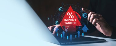 Sanal ithalat gümrük tarifeleri simgesine bakan işadamı, karanlık fon ve ekonomi kavramında gelecekteki grafik tarzında finans simgelerini işaret ediyor