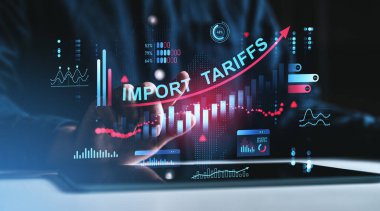 İşadamı, dijital tablet, ticaret savaşı konsepti üzerinde parlak ithalat tarifeleri ve ticari büyüme grafikleriyle etkileşime geçiyor.