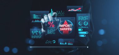 Bir el, ithalat tarifelerini, ekonomik veri grafiklerini, fütürist dijital stili, koyu mavi arka plan, ticaret savaşı kavramını gösteren sanal bir ekran ile etkileşir.