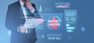 İthalat gümrük vergilerini ve artan eğilimli ticaret büyümesini analiz eden işadamı, mavi arka planda fütürist grafik tarzı, ekonomik savaş kavramı