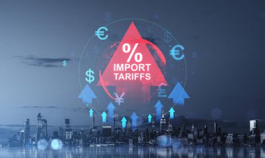 Resim, para birimi sembolleri ve oklarıyla çevrili İthalat Tarifeleri metninin olduğu kırmızı bir üçgeni gösteriyor. New York şehrinin gece ufuk çizgisi üzerinde, ticaret kavramı