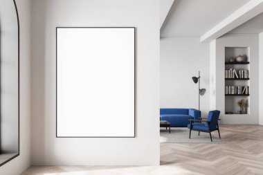 Ahşap ringa kemiği döşemeleri ve çağdaş mobilyalarla dolu modern bir iç mekanda temiz beyaz bir duvarda boş çerçeveli poster modeli. 3B Hazırlama