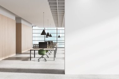 Masaları ve yeşil sandalyeleri olan çağdaş ofis tasarımı ve parlak arka planda poster modelleri için boş beyaz duvar. 3B Hazırlama
