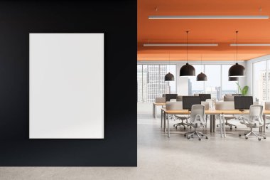 Karanlık bir duvarda, turuncu tavanlı, geniş pencereli, şehir manzaralı, minimalist tasarımlı, 3 boyutlu, modern bir açık uzay ofisinin içi boş bir poster modeli.