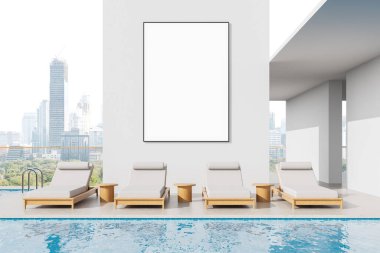 Çerçevelenmiş boş poster maketi temiz beyaz dış duvara havuz asılmış, modern şezlonglarla çevrili, şehir arka planına sahip. 3B Hazırlama