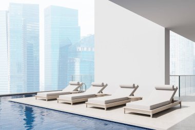 Havuzun yanında modern şezlonglar olan çatı terası, minimalist tasarım tarzı, şehrin gökdelen arka planına göre ayarlanmış. Açık hava lüksü kavramı. 3B Hazırlama