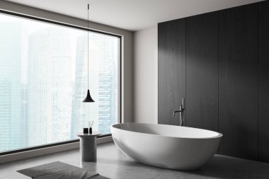 Minimalist banyo, serbest beyaz küvet, koyu ahşap duvarlar, büyük şehir manzaralı pencere, ve modern kolye ışığı, 3D