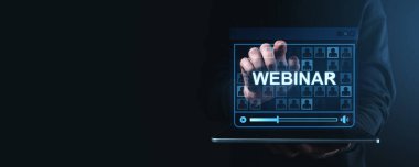 Bir kişi dijital webinar ekran, modern teknoloji tarzı, karanlık arka plan, çevrimiçi eğitim ve e-öğrenim kavramı ile etkileşim içindedir