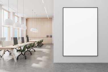 Modern ofis içi, minimalist tasarım, doğal ışık ve çalışma alanı yerleşimi olan temiz ışık duvarında boş dikey poster modeli. 3B Hazırlama