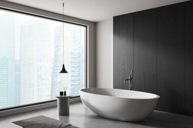 Minimalist banyo, serbest beyaz küvet, koyu ahşap duvarlar, büyük şehir manzaralı pencere, ve modern kolye ışığı, 3D