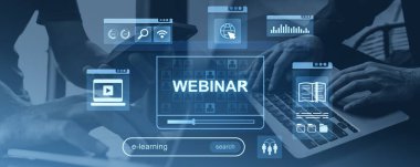Eller dizüstü bilgisayarda ve akıllı telefonda webinar ve e-öğrenme simgeleri mavi dijital arka planda, online eğitim kavramı ve internet teknolojisi