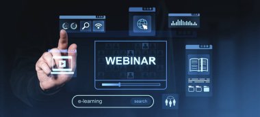 Çevrimiçi teknoloji derslerini sembolize eden, karanlık bir arka planda dijital eğitim simgelerinin yer aldığı bir web-öğrenme arayüzü ile etkileşimde olan bir kişi