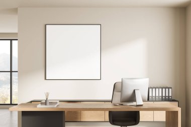 Ahşap masa, bilgisayar monitörü, klasörler ve bej duvardaki boş çerçeve ile çağdaş ofis içi, geniş pencereli parlak bir odaya ayarlı. 3B Hazırlama