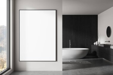 Modern minimalist bir banyoda açık gri bir duvarda geniş, boş bir poster modeli. Serbest banyo, koyu ahşap aksanlar, beton zemin. 3B Hazırlama