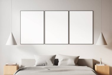 Tarafsız bir yatağın üzerinde asılı üç boş poster modeli, modern kolye ışıkları ve ahşap komodinlerle, açık arka planda, 3D görüntüleme