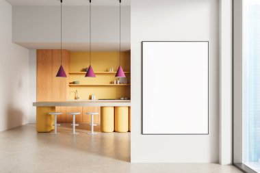 Beyaz bir duvarda, sarı aksanlı, ahşap dolaplı, mor kolye lambalı ve büyük pencereli modern bir mutfağın yanında boş bir poster modeli.