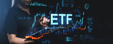 Kadın, fütüristik ekran, modern dijital tarz, koyu arkaplan üzerindeki ETF verileriyle etkileşimde. Yatırım ve mali analiz kavramı
