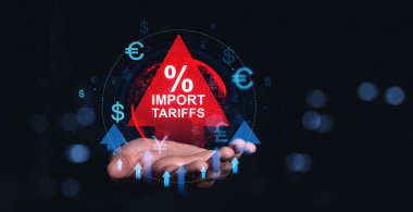 Kırmızı üçgen, açık el üzerinde yüzen ithalat tarifeleri uyarısı ile, para birimi sembolleri ile çevrili, koyu arkaplan, uluslararası ticaret büyümesi kavramı