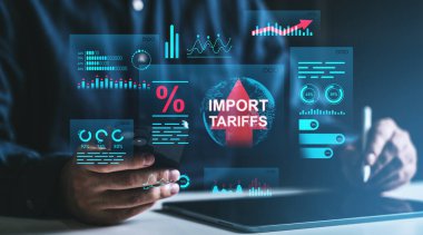 İş adamı ithalat verilerini fütürist grafik ve grafiklerle, dijital tarzla karanlık bir arka plan, ticaret savaşı ve büyüme konseptiyle analiz ediyor.