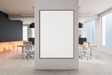 Çağdaş açık alan ofisindeki bir sütuna çerçevelenmiş boş poster modeli, minimalist stil, geniş pencereli parlak arkaplan, çalışma alanı tasarımı konsepti, 3D oluşturma